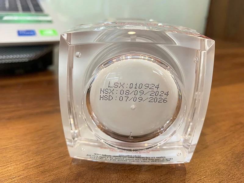 In date đáy lọ mỹ phẩm