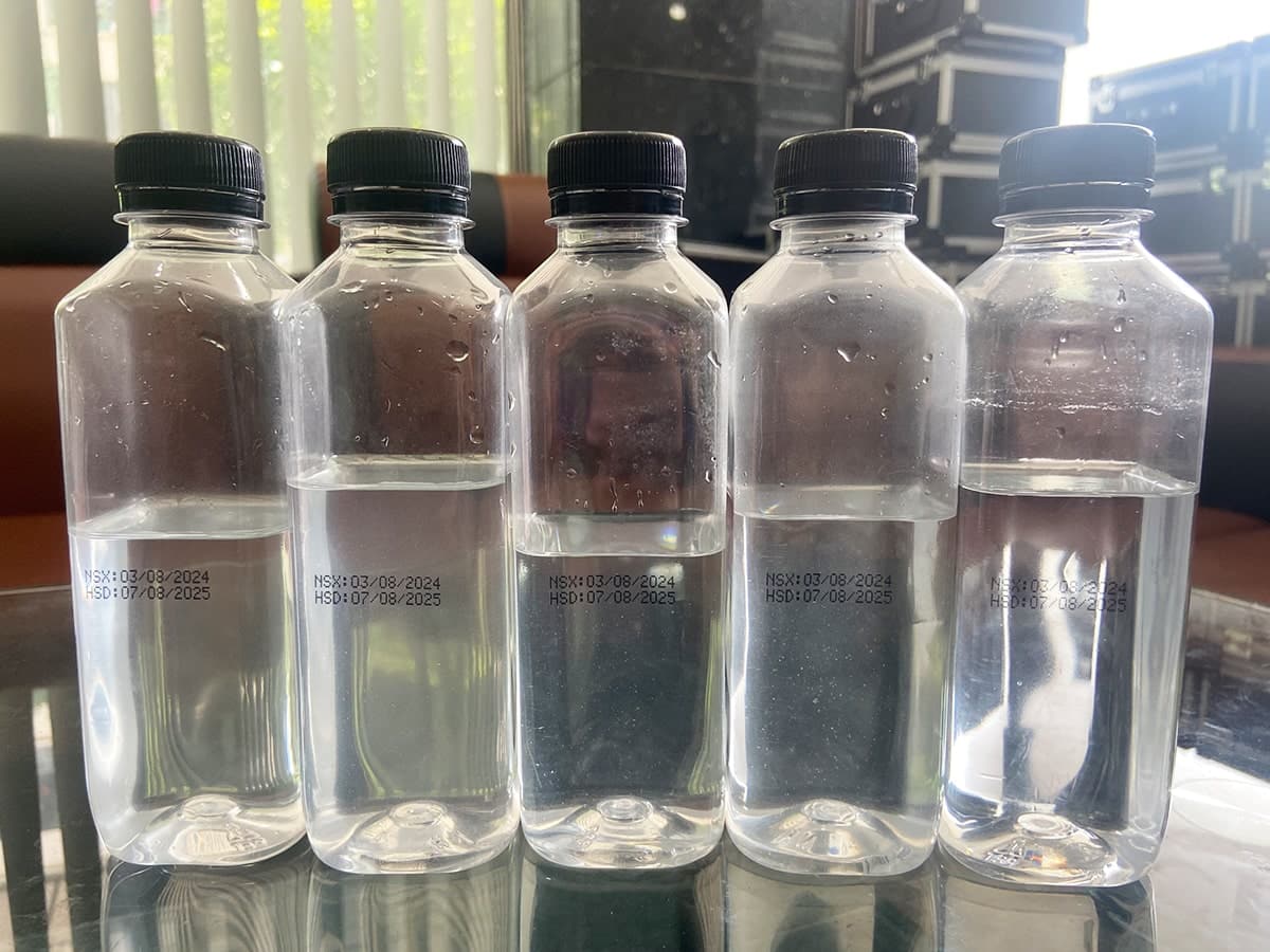 Các bản in test trên chai nhựa đạt độ đồng đều cao về cả vị trí in và độ sắc nét của bản in